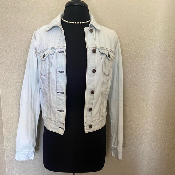 FOREVER 21 BLUE LIGHT WASHED DENIM JEAN JACKET - Picture 2 of 7